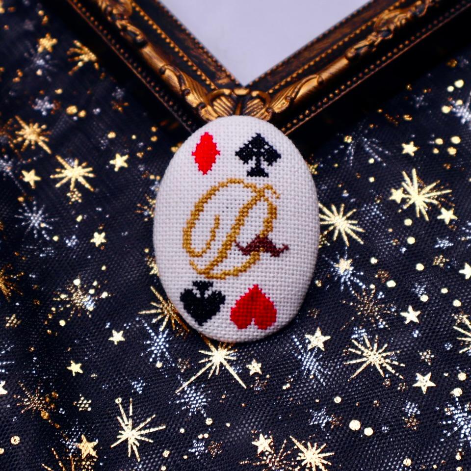 トランプ イニシャル ブローチ クロスステッチ刺繍1枚目の画像